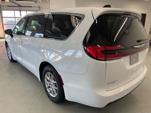 Used 2025 Chrysler Pacifica Select image 8