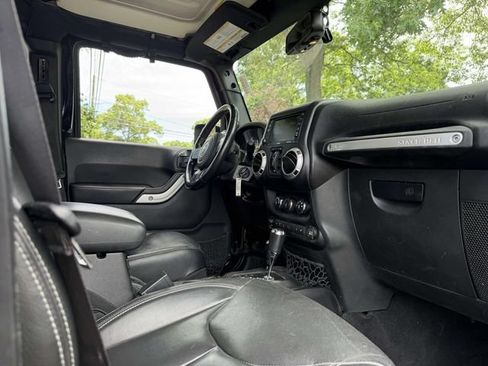 Used 2017 Jeep Wrangler Unlimited Sahara w/ Connectivity Group AWD/4WD image 12