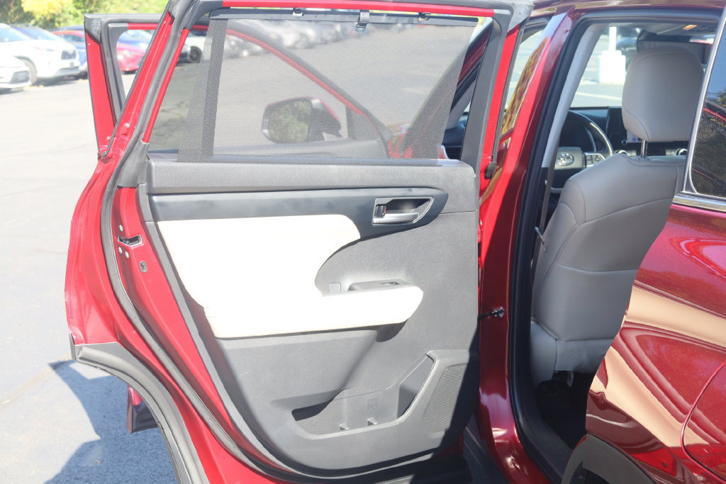 Used 2023 Toyota Highlander XLE AWD/4WD image 24