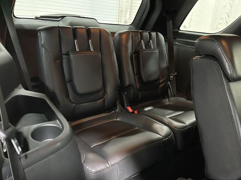 Used 2019 Ford Explorer XLT w/ Equipment Group 202A AWD/4WD image 31