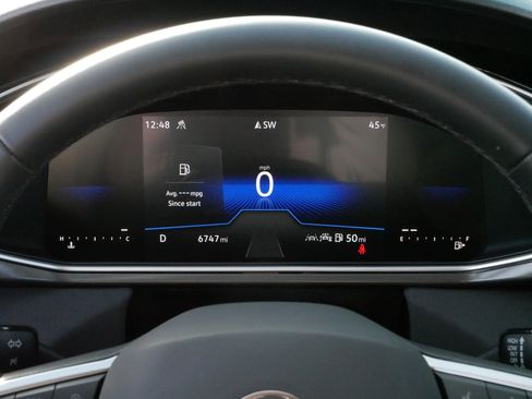 Certified 2025 Volkswagen Taos SE image 21