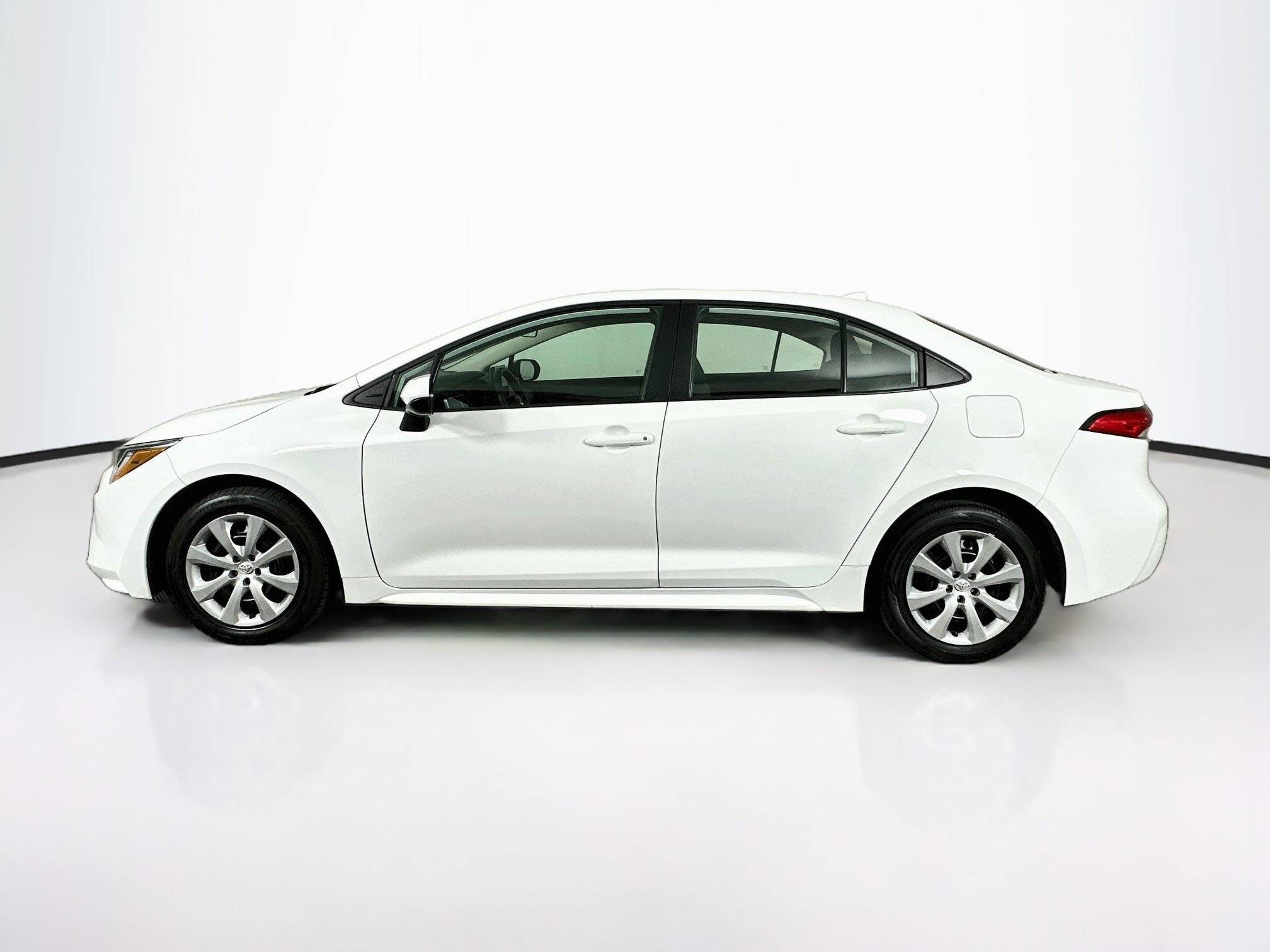Used 2025 Toyota Corolla LE FWD image 4
