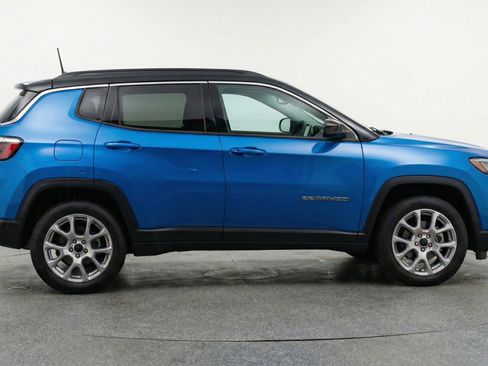 Used 2025 Jeep Compass Limited image 11