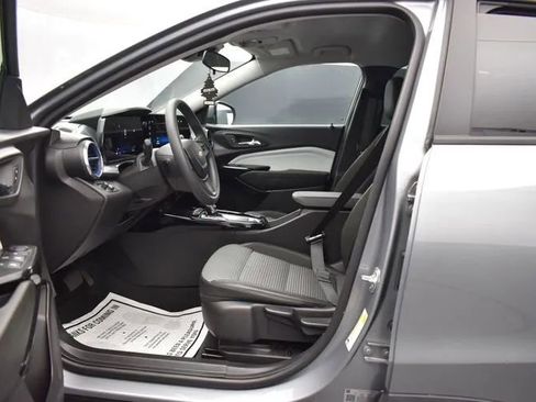 Used 2025 Chevrolet Trax LT FWD image 14