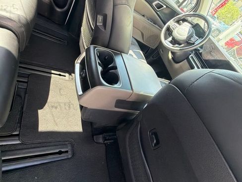 Used 2025 Kia Carnival FWD image 11