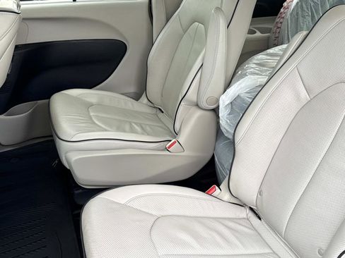Used 2020 Chrysler Pacifica Limited w/ Advanced Safetytec Group image 12