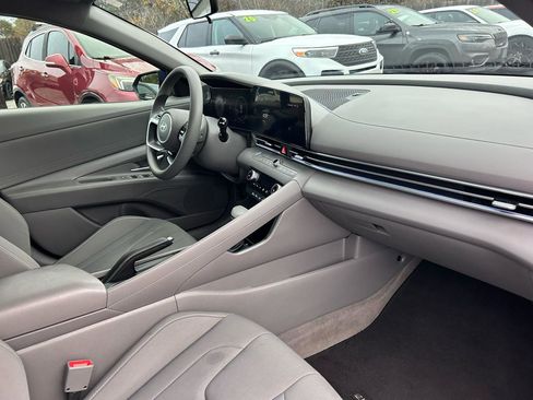 Used 2024 Hyundai Elantra SEL FWD image 9