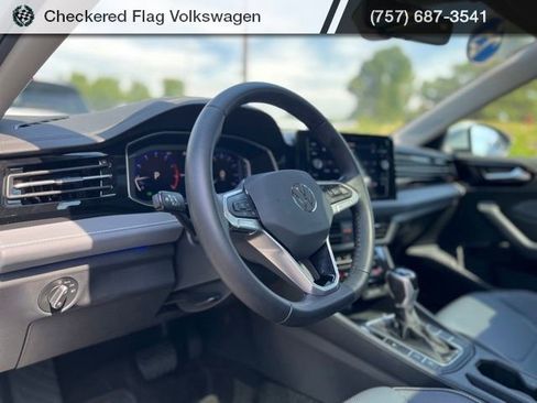 Used 2025 Volkswagen Jetta SEL FWD image 17