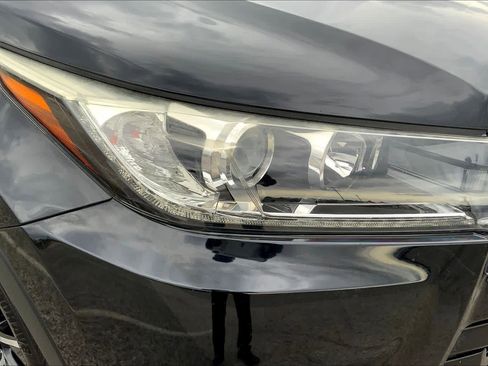 Used 2017 Toyota Highlander SE image 27