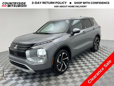 Used 2024 Mitsubishi Outlander SE image 1