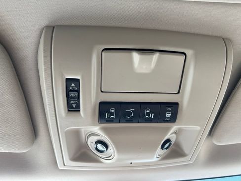 Used 2013 Chrysler Town & Country Touring-L w/ Driver Convenience Group FWD image 17
