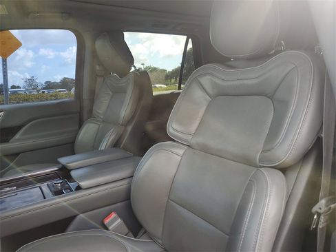 Used 2019 Lincoln Navigator Select image 22
