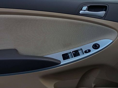 Used 2012 Hyundai Accent GLS image 30