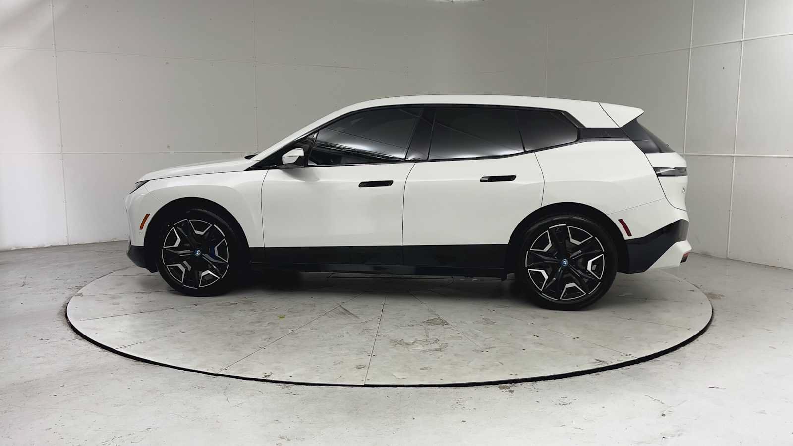 Used 2024 BMW iX xDrive50 w/ Sport Package AWD/4WD image 4