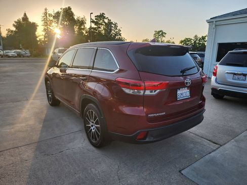Used 2017 Toyota Highlander SE w/ Carpet Mat Package AWD/4WD image 3