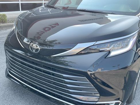 Used 2026 Toyota Sienna Limited FWD image 19