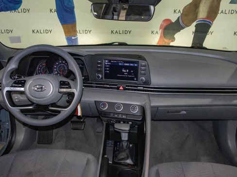 Used 2022 Hyundai Elantra SE w/ Preferred Accessory Package image 3