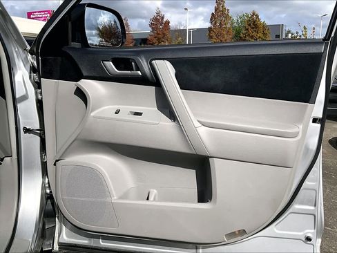 Used 2012 Toyota Highlander FWD image 20
