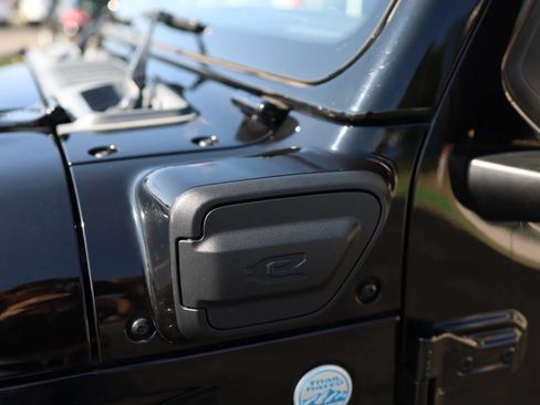 Used 2023 Jeep Wrangler Unlimited Sahara w/ Cold Weather Group AWD/4WD image 9