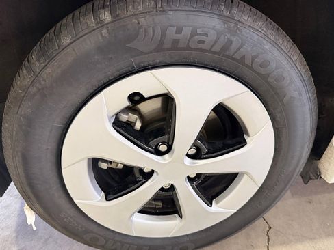 Used 2015 Toyota Prius Three image 38