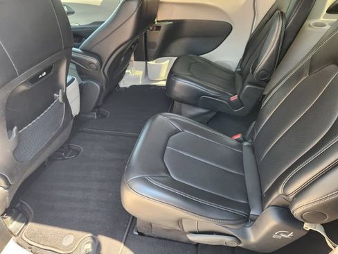 Used 2024 Chrysler Pacifica Touring-L FWD image 28