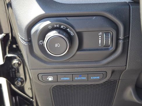 Used 2025 Jeep Wrangler Unlimited Sahara w/ Safety Group AWD/4WD image 25