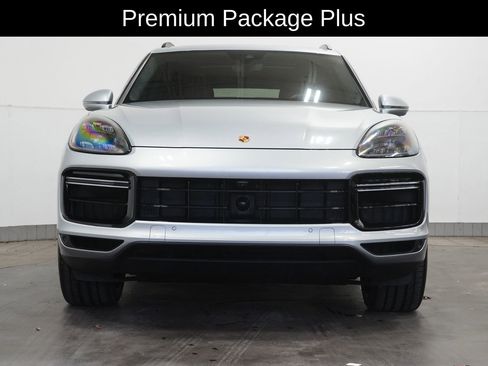 Used 2022 Porsche Cayenne Turbo S image 3