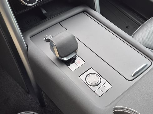 New 2026 Land Rover Discovery Dynamic SE image 19