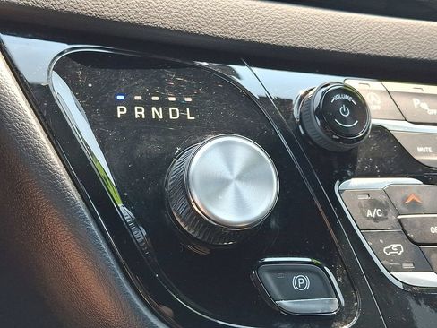 Used 2025 Chrysler Pacifica Select FWD image 4