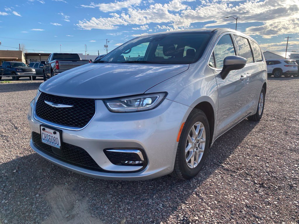 Used 2023 Chrysler Pacifica Touring-L FWD image 2