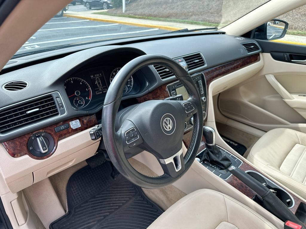 Used 2013 Volkswagen Passat TDI SEL Premium FWD image 10