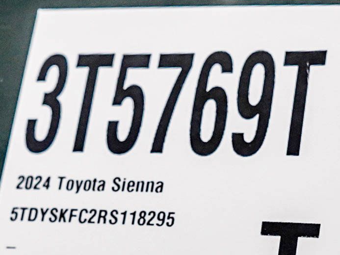 Used 2024 Toyota Sienna XLE AWD/4WD image 31
