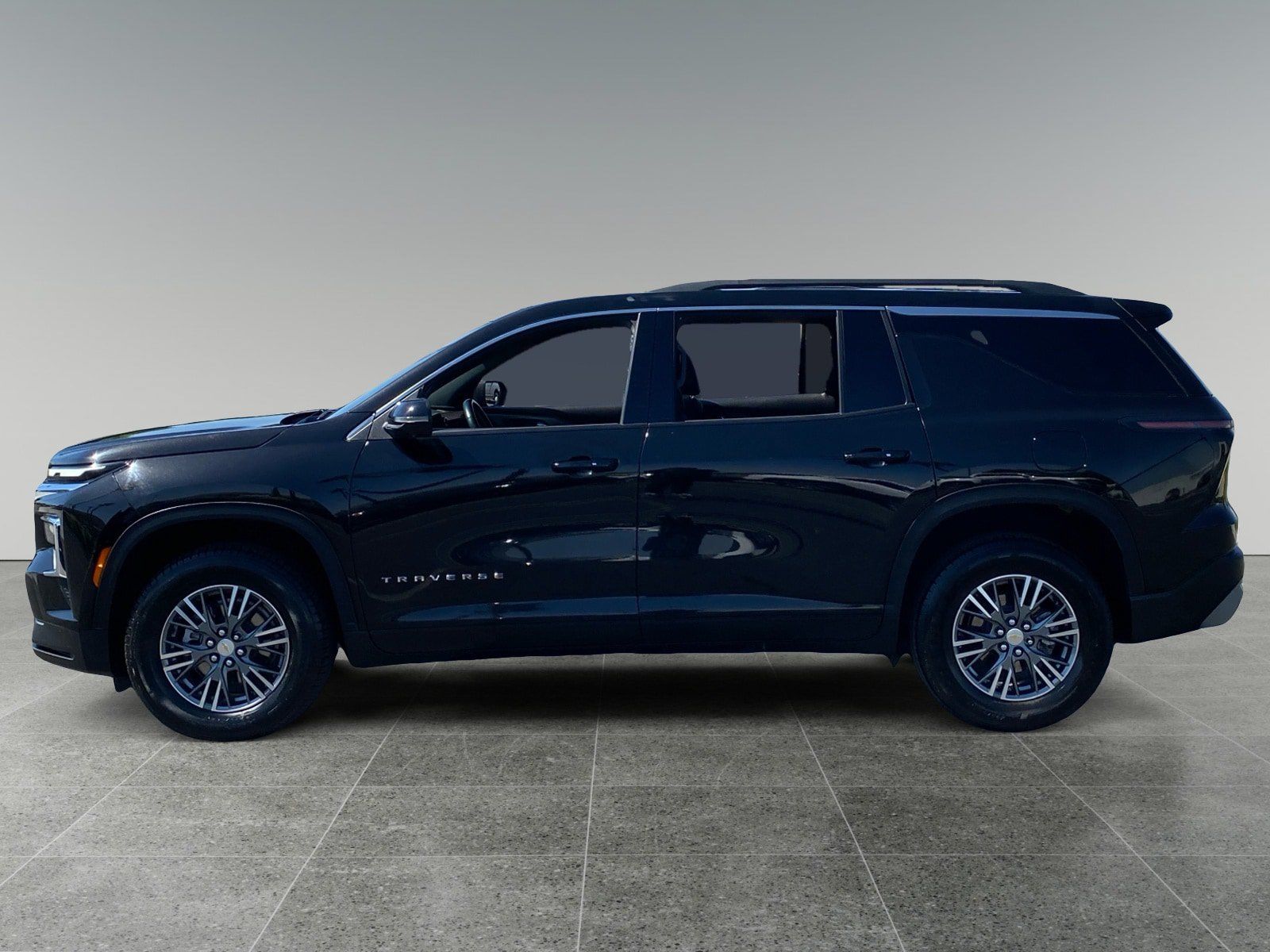 Used 2024 Chevrolet Traverse LT FWD image 2