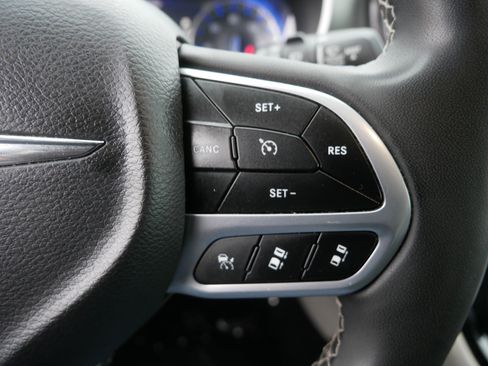 Certified 2022 Chrysler Pacifica Touring-L image 21