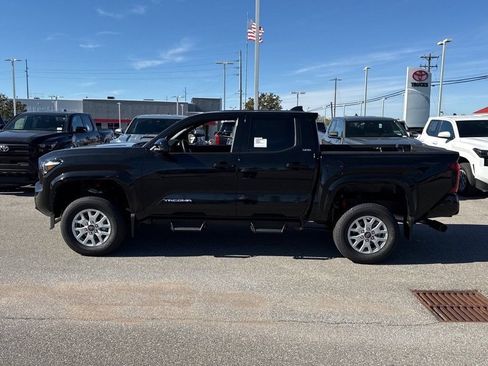 Used 2025 Toyota Tacoma SR5 AWD/4WD image 3
