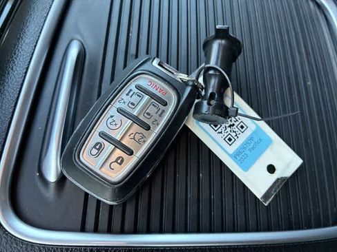 Used 2023 Chrysler Pacifica Limited FWD image 38
