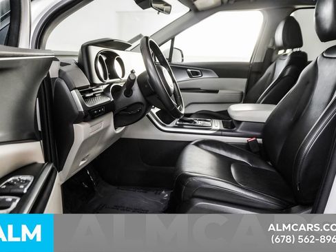 Used 2024 Kia Carnival LX image 16