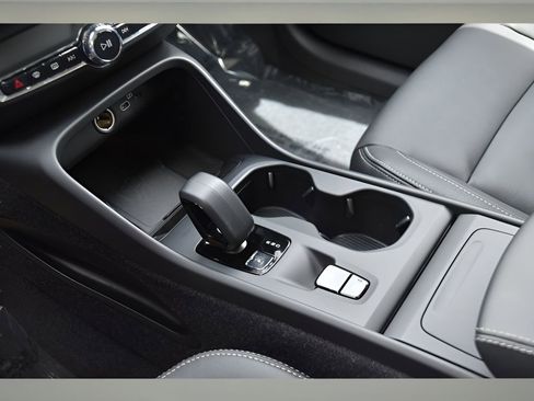 Certified 2025 Volvo XC40 B5 Core w/ Protection Package Premier image 35