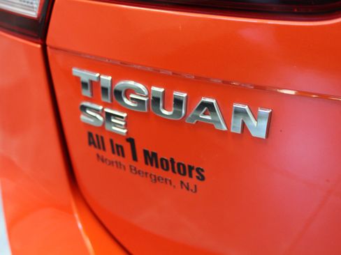 Used 2018 Volkswagen Tiguan SE w/ Panoramic Sunroof Package image 30