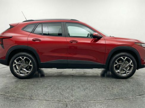 Used 2025 Chevrolet Trax LT w/ LT Convenience Package FWD image 11