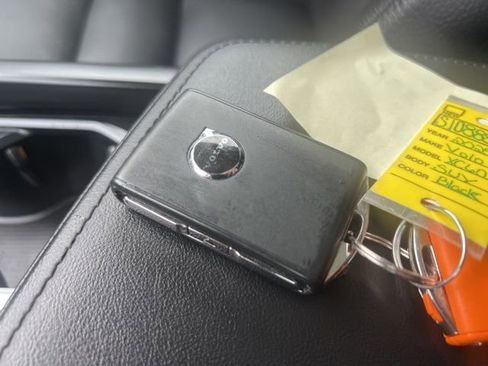 Used 2025 Volvo XC60 B5 Plus image 16