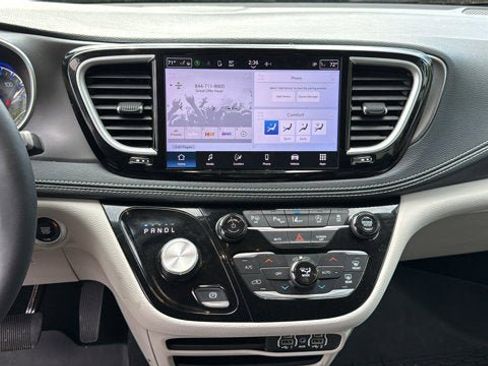 Certified 2024 Chrysler Pacifica Touring-L AWD/4WD image 22