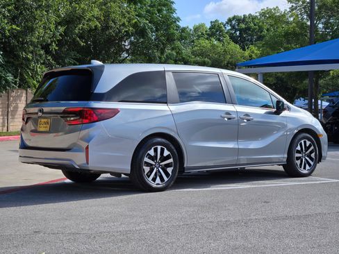 Certified 2025 Honda Odyssey EX-L image 3