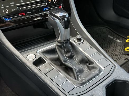 Used 2026 Volkswagen Jetta SE FWD image 19