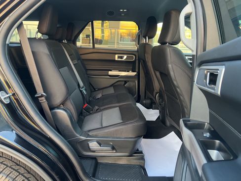 Used 2023 Ford Explorer XLT AWD/4WD image 30