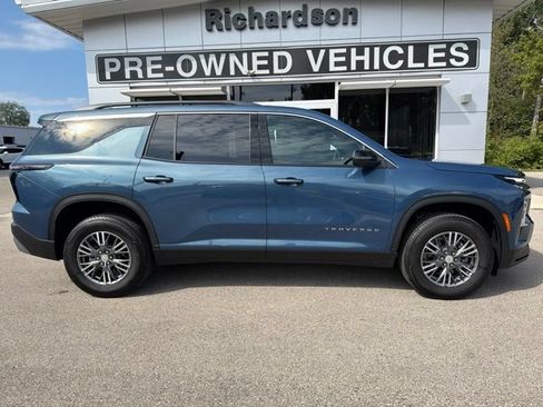 Used 2025 Chevrolet Traverse LT w/ Driver Confidence Package FWD image 2