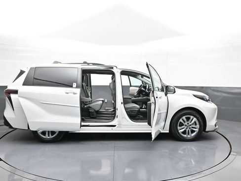Used 2024 Toyota Sienna XLE w/ XLE Plus Package AWD/4WD image 44