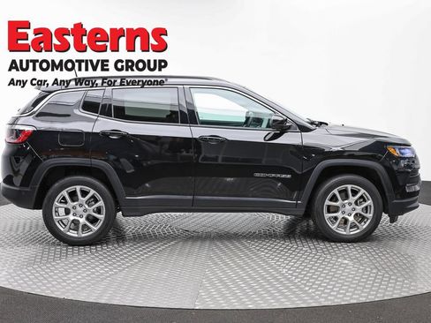 Used 2024 Jeep Compass Latitude AWD/4WD image 4