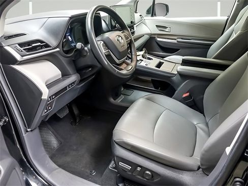 Certified 2024 Toyota Sienna XLE image 10