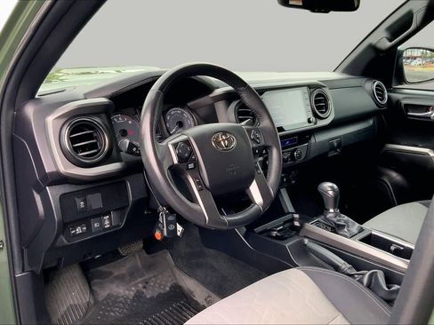 Used 2022 Toyota Tacoma TRD Sport w/ Technology Package AWD/4WD image 17